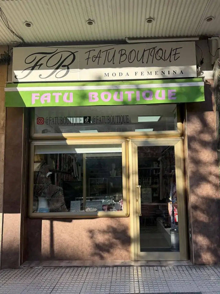 Escaparate y entrada de Fatu Boutique, moda femenina, en la calle Félix María Samaniego 12 de Vitoria-Gasteiz