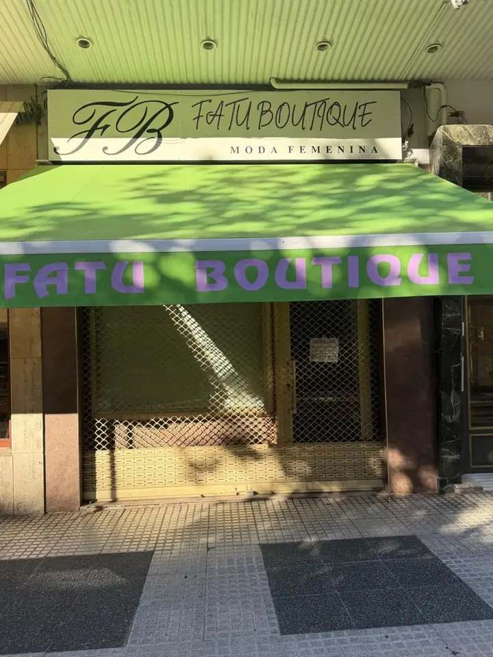 Fachada de Fatu Boutique con toldo verde y rótulo, en Félix María Samaniego 12, Vitoria-Gasteiz